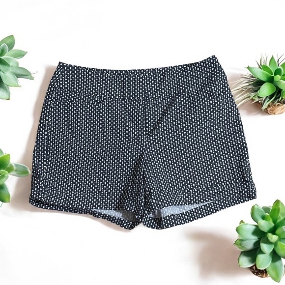 Soho Apparel Blue White Diamond Shorts Cuffed Size 8 Everyday Shorts - Picture 1 of 11
